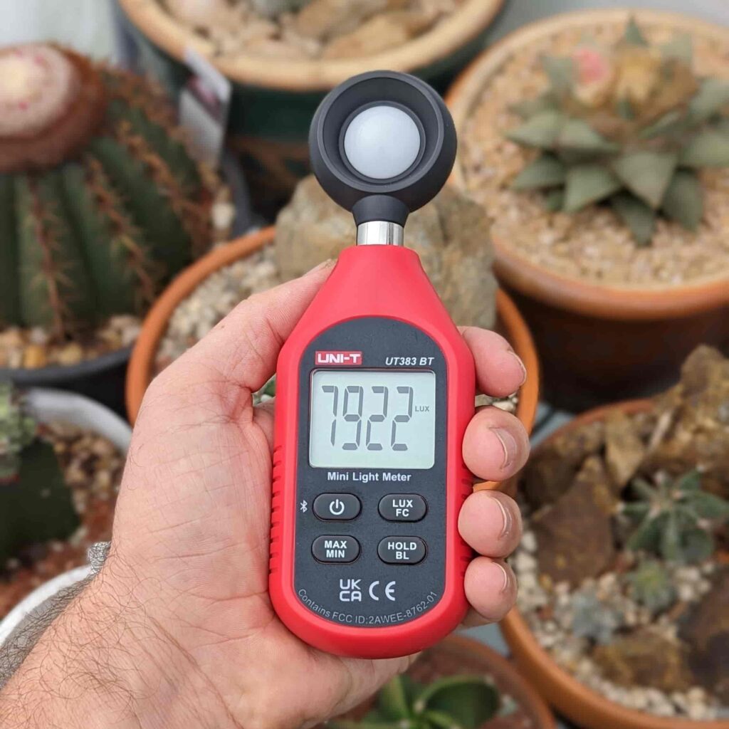 UT383BT light meter held in hand